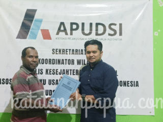 Zakarias Su Serahkan Dokumen Persyaratan Administrasi Bakal Calon Ketua MKD APUDSI Kabupaten Sorong