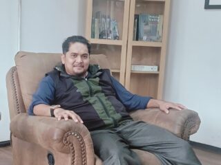 Kepercayaan Publik di Persimpangan Algoritma: Membaca Ulang Politik Era AI lewat Kacamata David Easton