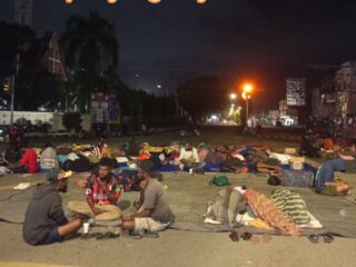 Tiga Hari Tanpa Jawaban: Mama-Mama Pedagang Papua Blokade Jalan, Tuntut Kepastian Kebijakan Otsus