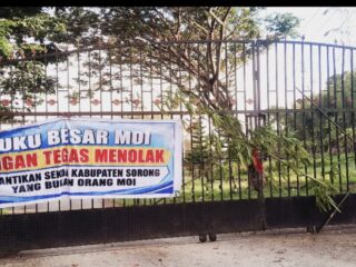 Tolak Pelantikan Sekda, Suku Besar Moi Palang Kantor DPR Kabupaten Sorong dan Kantor Bupati