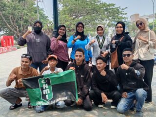 PEDULI KESEHATAN MASYARAKAT, KOHATI CABANG SORONG BAGIKAN MASKER DI TENGAH KONDISI UDARA BURUK AKIBAT ASAP